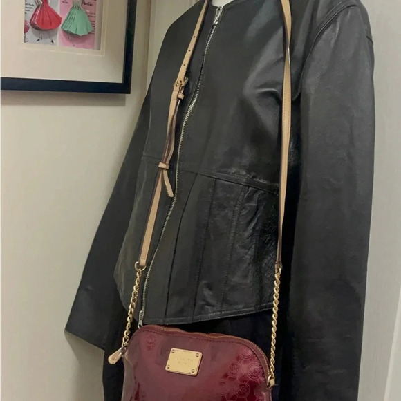 Michael Kors beautiful burgundy, colored Crossbody bag patent with half chain. - Picture 6 of 15